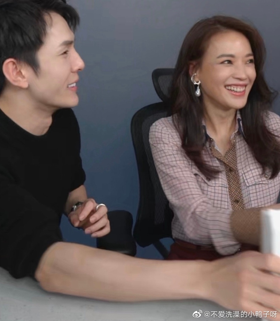 Nhan sắc trẻ đẹp ngỡ ngàng và hôn nhân viên mãn của Thư Kỳ ở tuổi 44 - 1 Nhan sắc trẻ đẹp ngỡ ngàng và hôn nhân viên mãn của Thư Kỳ ở tuổi 44 - 1