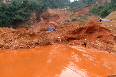 Giật mình ở "bãi chiến trường'' khai thác quặng thiếc