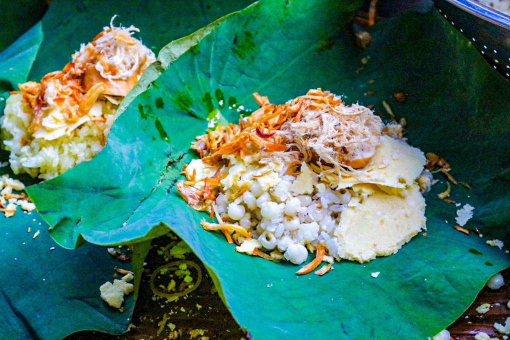 Hàng xôi lá sen đắt khách nhất TPHCM, có tiền cũng khó mua - 2 Hàng xôi lá sen đắt khách nhất TPHCM, có tiền cũng khó mua - 2