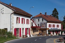 Ngủ giữa 2 quốc gia trên một chiếc giường tại khách sạn độc nhất vô nhị