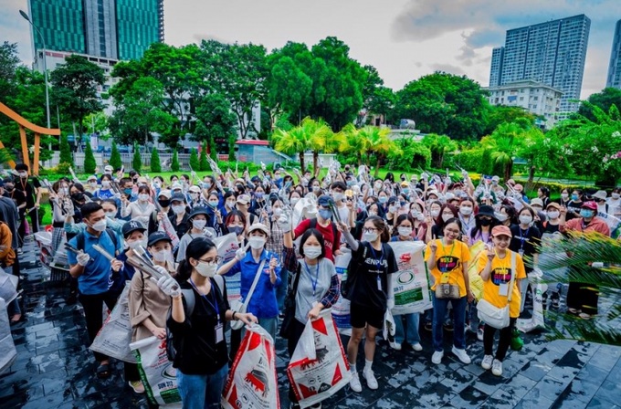 Hàng trăm tình nguyện viên tham gia vào sự kiện Ngày hội nhặt rác thế giới - World Cleanup Day 2022.