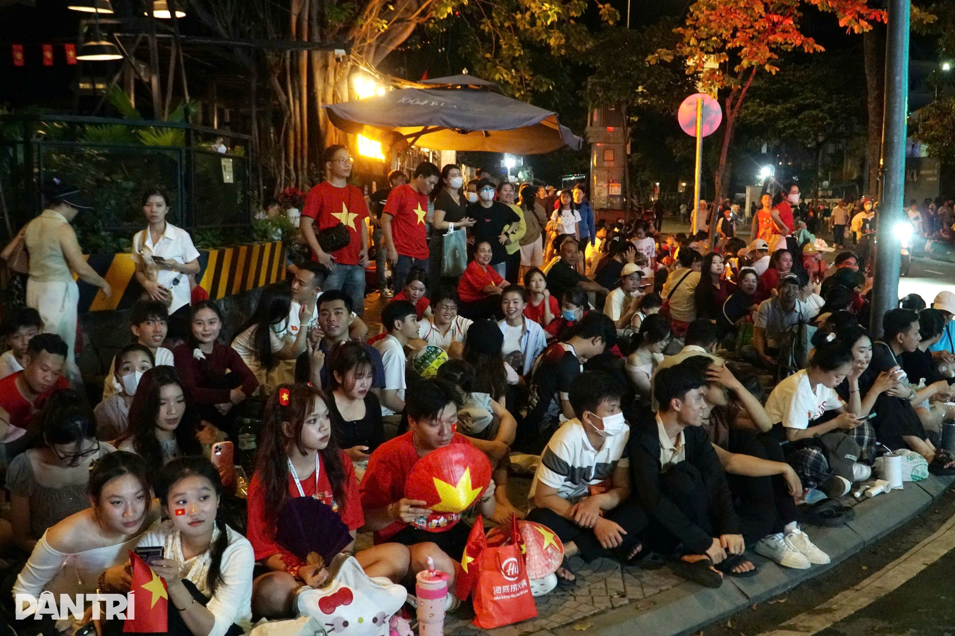 Hàng vạn người mở hội trên đường phố đón xem, cổ vũ các khối diễu binh - 9 Hàng vạn người mở hội trên đường phố đón xem, cổ vũ các khối diễu binh - 9