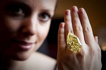 Viên kim cương “Giọt nắng” lập giá kỷ lục