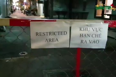 Du khách thu xếp hành lý rời Bùi Viện