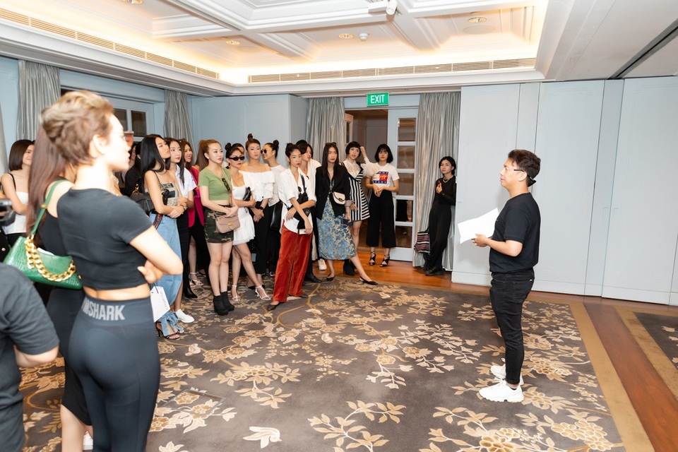 Hoa hậu Khánh Vân, Á hậu Mâu Thủy khoe dáng chuẩn - 1 Hoa hậu Khánh Vân, Á hậu Mâu Thủy khoe dáng chuẩn - 1