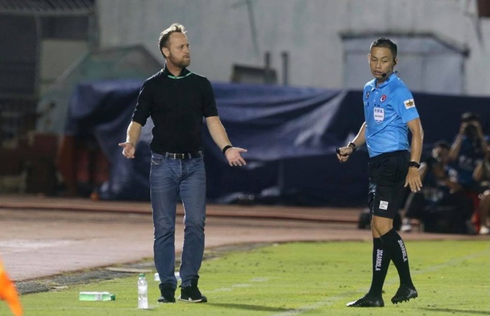 Vì sao trọng tài bơ cái bắt tay từ thầy Lee Nguyễn? - 1 Vì sao trọng tài bơ cái bắt tay từ thầy Lee Nguyễn? - 1