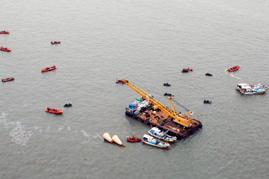 Đắm phà Hàn Quốc: Không phải do cú rẽ đột ngột!