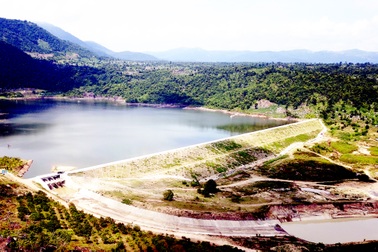 Nghịch cảnh ruộng đồng "khát khô" bên hồ thủy lợi trăm tỷ "đắp chiếu"