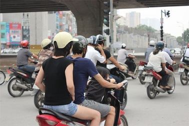 Hà Nội: Mũ bảo hiểm rởm vẫn “vô tư” lượn phố