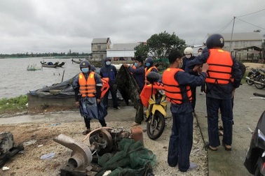 Lật ghe khi đi đánh cá trong mưa gió, vợ chết, chồng mất tích