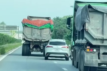 Khoảnh khắc xe con bị 2 xe ben cỡ lớn chèn ép trên cao tốc