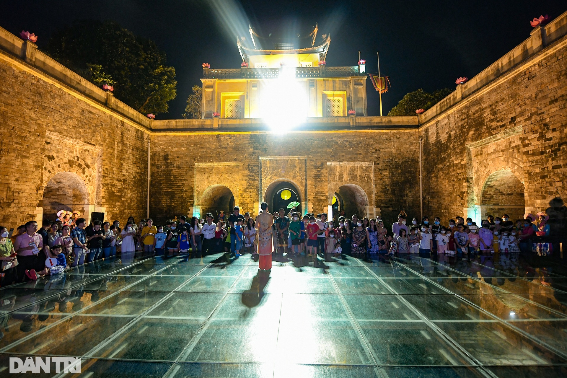 Chong đèn khám phá cấm cung nghìn năm tuổi ngay giữa Hà Nội lúc nửa đêm - 6 Chong đèn khám phá cấm cung nghìn năm tuổi ngay giữa Hà Nội lúc nửa đêm - 6