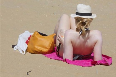 Du khách nước nào nude nhiều nhất khi đi biển?