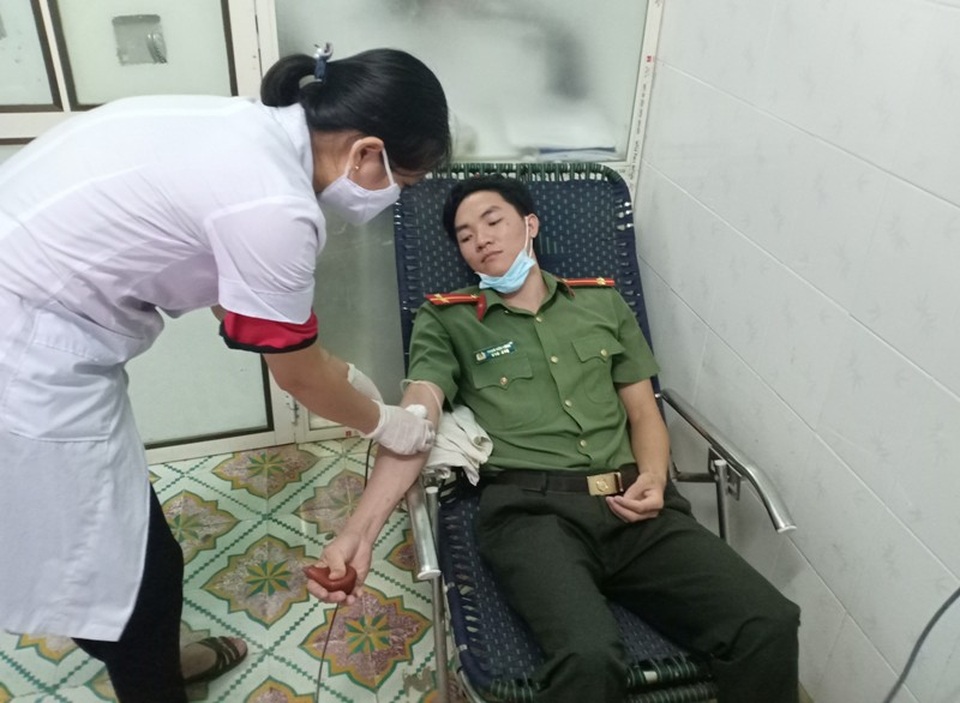 Trung úy Công an 2 lần hiến máu khẩn cấp cứu người qua cơn nguy kịch - 1 Trung úy Công an 2 lần hiến máu khẩn cấp cứu người qua cơn nguy kịch - 1