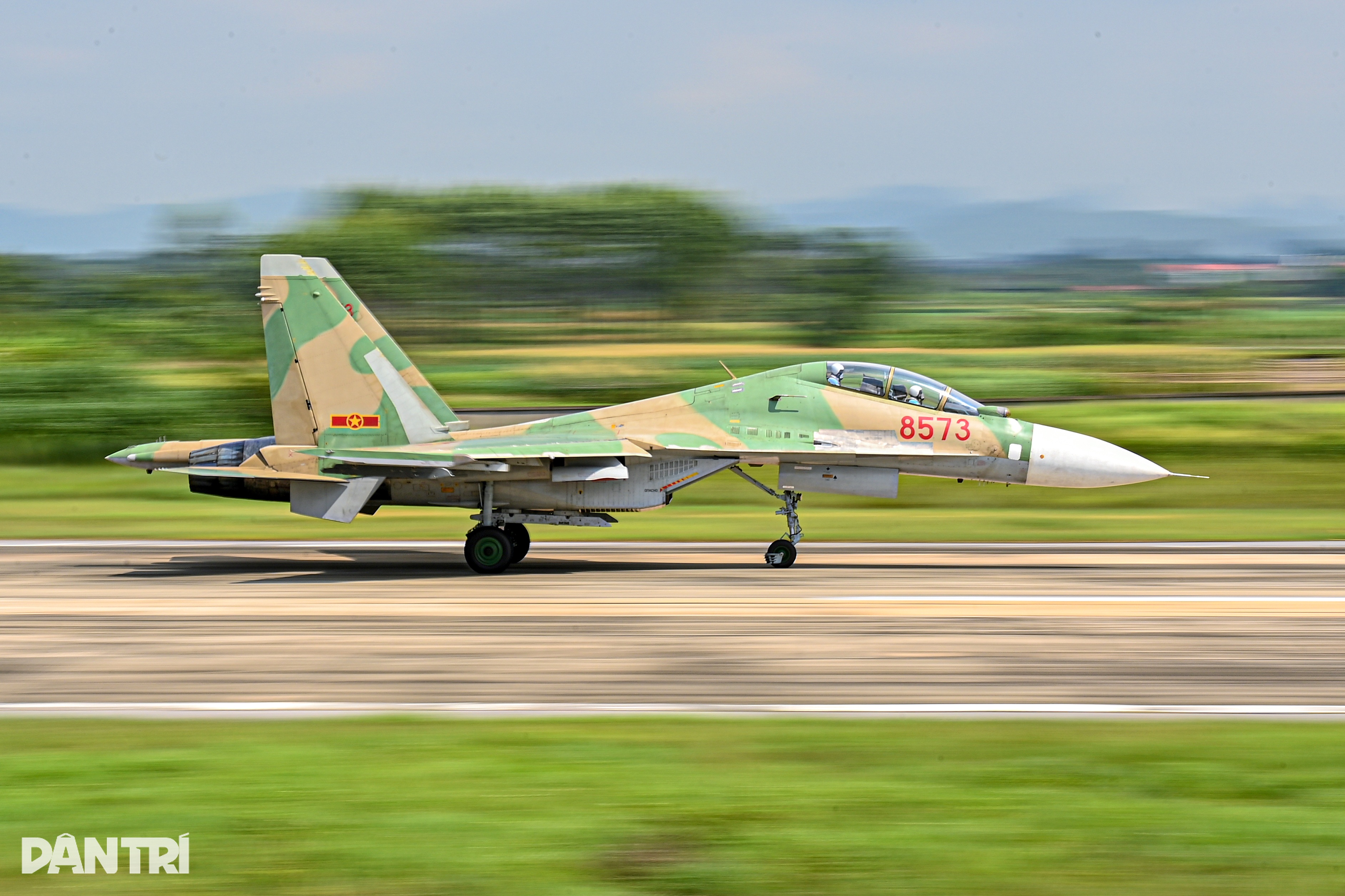 Khoảnh khắc SU-30MK2 xé gió, khí tụ kín lưng cánh như khoác mây trắng - 5