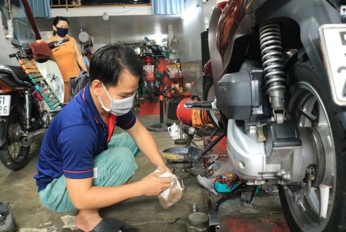Các tiệm sửa xe đông đúc sáng 1/10 vì rất nhiều xe máy bị trục trặc sau mấy tháng không hoạt động.