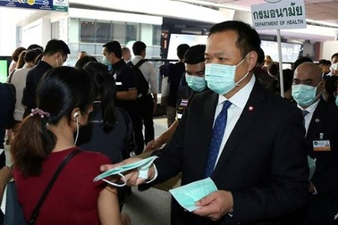Bộ trưởng Y tế Thái Lan dọa đuổi "du khách Tây" không đeo khẩu trang