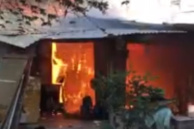 Cháy lớn thiêu rụi hơn 10 phòng trọ