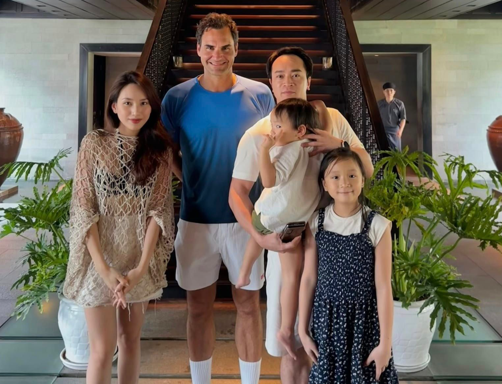 Khách Việt tặng tranh sơn mài, kể cuộc gặp gỡ huyền thoại Roger Federer - 1 Khách Việt tặng tranh sơn mài, kể cuộc gặp gỡ huyền thoại Roger Federer - 1