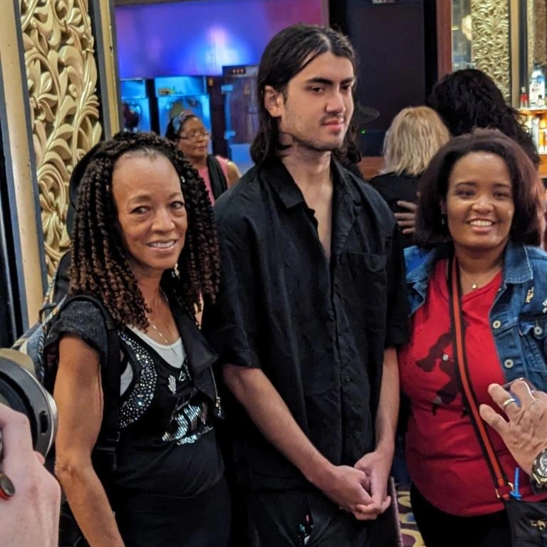 21歳になったマイケル・ジャクソンの末っ子は、その男らしく成熟した容姿で話題を呼んでいる - 6 21 tuổi, cậu út nhà Michael Jackson gây sốt với vẻ nam tính, chững chạc - 6