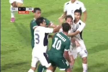 Ẩu đả với Iraq, đội tuyển Thái Lan thua đau, mất cúp vô địch trên sân nhà