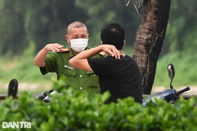 Lập chốt ngăn người dân chui rào, tụ tập trong các công viên ở Hà Nội - 3 Lập chốt ngăn người dân chui rào, tụ tập trong các công viên ở Hà Nội - 3