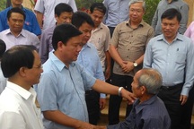 Bà con dân tộc “vây” Bộ trưởng Thăng “xin” cầu vượt lũ