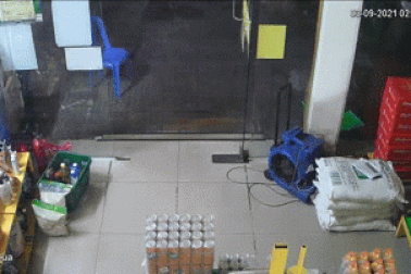 Nam thanh niên đột nhập Bách Hóa Xanh trộm... 7 thùng bia