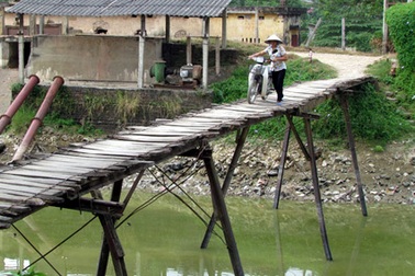 Rợn người đi qua cây cầu nguy hiểm ở Hà Nội