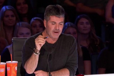 Nghệ sĩ hài khỏa thân gây náo loạn sân khấu