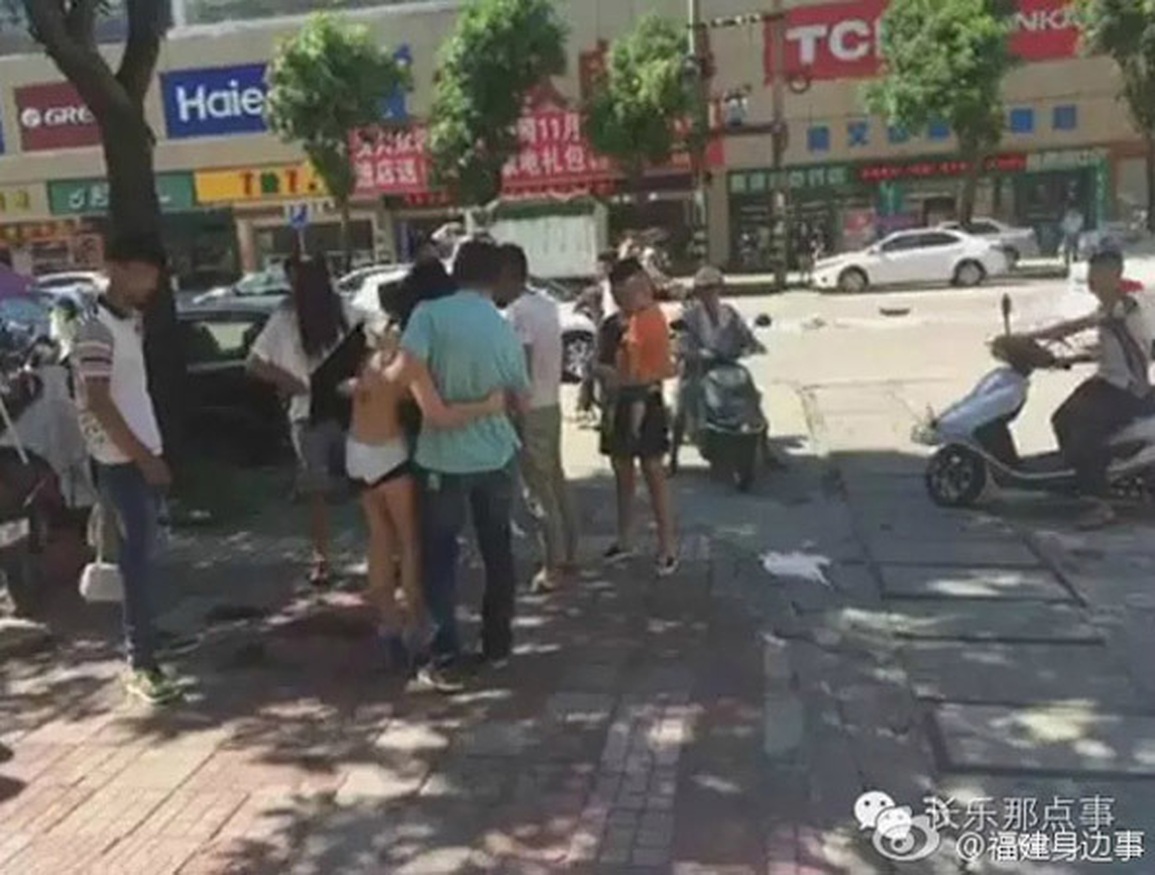 Thấy tiểu tam bị vợ đánh ghen giữa phố, chồng bất ngờ chạy ra giải cứu - 2