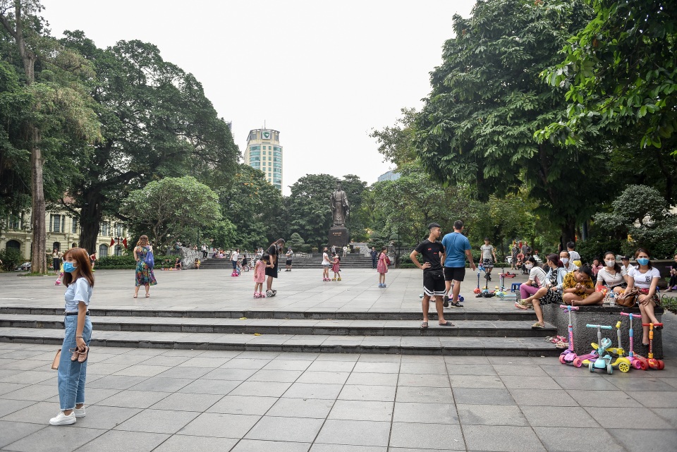 Người dân đổ về hồ Gươm vui chơi, quên đeo khẩu trang - 8 Người dân đổ về hồ Gươm vui chơi, quên đeo khẩu trang - 8