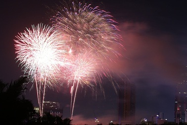 TPHCM bất ngờ dừng bắn pháo hoa dịp 30/4