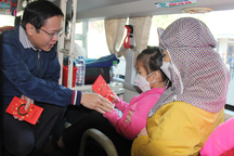 Công nhân có con bị bệnh nặng nghẹn ngào trên chuyến xe về quê đón Tết