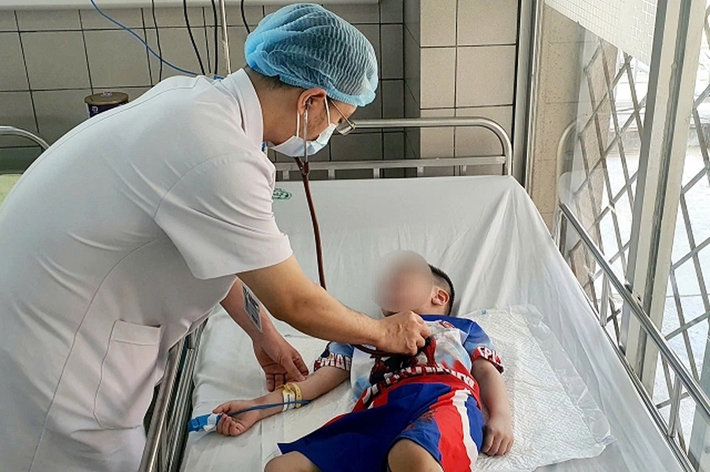 Bé 5 tuổi nghịch dây quần áo, bị dây thắt vào cổ - 2 Bé 5 tuổi nghịch dây quần áo, bị dây thắt vào cổ - 2