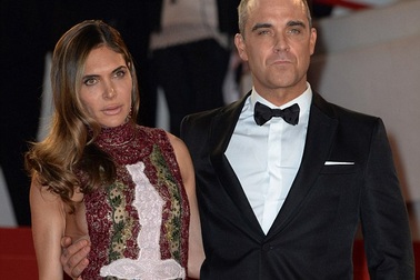 Vợ Robbie Williams bị kiện vì lạm dụng tình dục