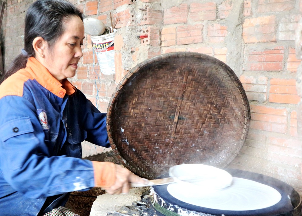 Làng nghề bánh tráng vào Tết: Đỏ lửa ngày đêm vẫn không kịp bán - 7 Làng nghề bánh tráng vào Tết: Đỏ lửa ngày đêm vẫn không kịp bán - 7