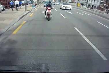 Húc vỡ kính ôtô vì mải xem điện thoại