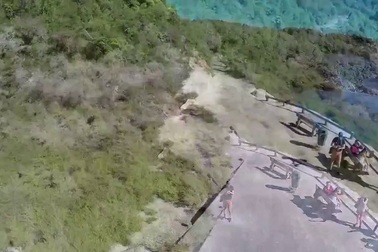 Hồ “Chảo chiên” kỳ lạ nước sôi ùng ục quanh năm