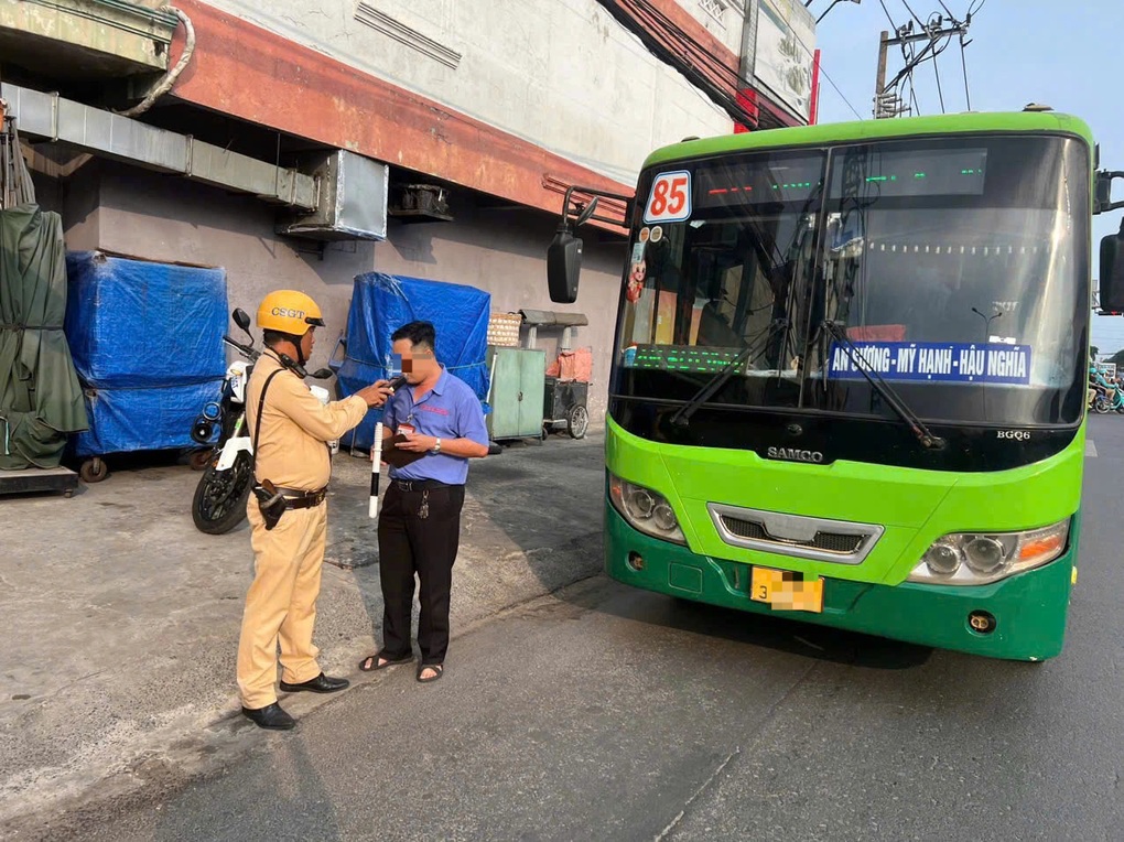 Vi phạm nồng độ cồn, tài xế xe buýt ở TPHCM bị phạt 7 triệu đồng - 1