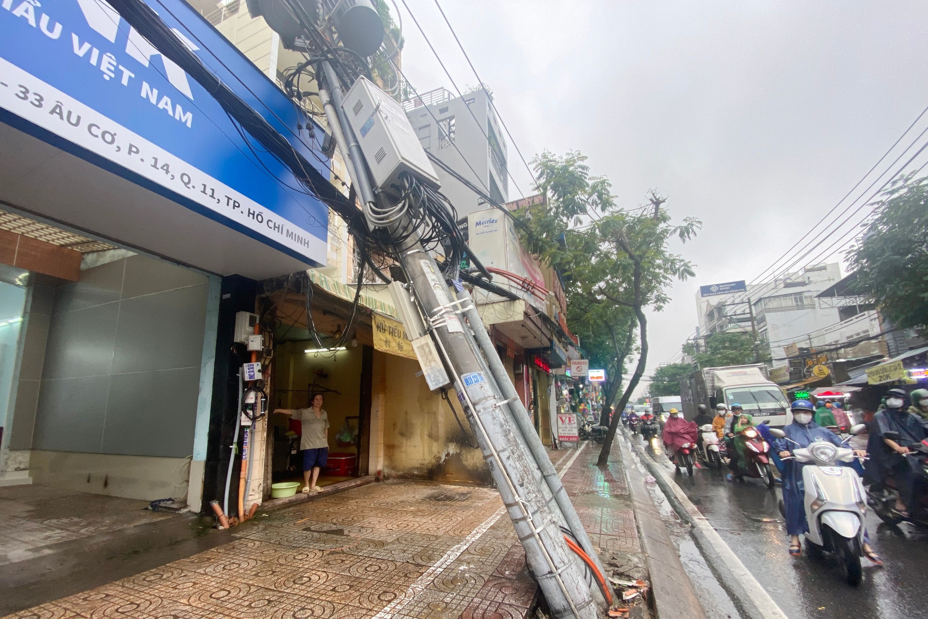 Trụ điện ở TPHCM đổ nghiêng vào nhà dân sau nhiều giờ mưa lớn - 1