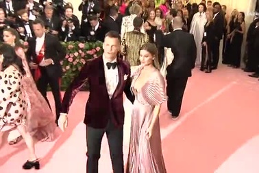 Gisele Bundchen và chồng xuất hiện trên thảm đỏ sự kiện thời trang mới đây