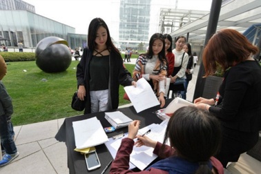 Trung Quốc: Thiếu nữ đổ xô ứng tuyển để hẹn hò với triệu phú Dubai