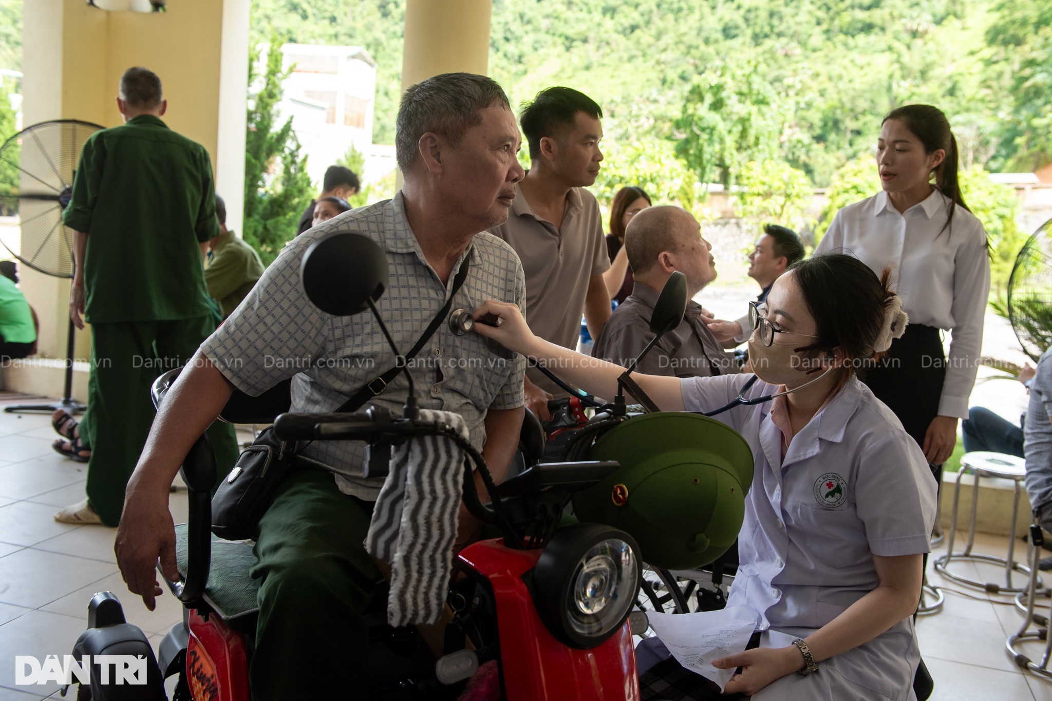 Hành trình khám bệnh, tri ân người có công dịp 27/7 của Dân trí - 17 Hành trình khám bệnh, tri ân người có công dịp 27/7 của Dân trí - 17