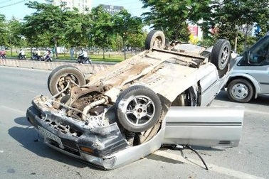 Xe du lịch lật nhào giữa xa lộ, một trẻ nhỏ bị thương