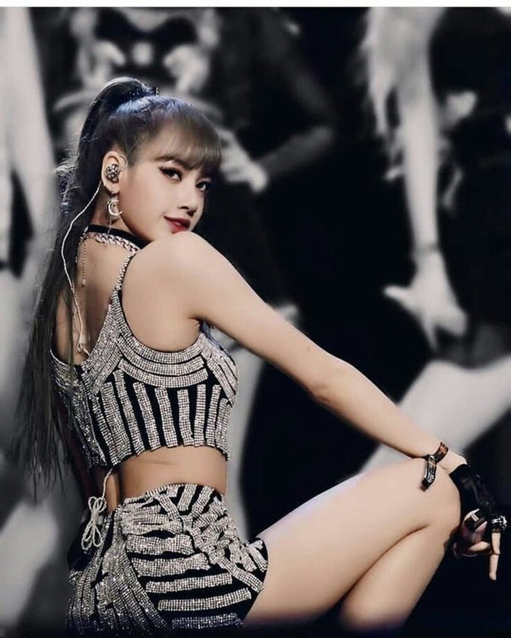Lisa: Nhận lời biểu diễn tại quán rượu thoát y, trang phục ngày càng hở bạo - 1 Lisa: Nhận lời biểu diễn tại quán rượu thoát y, trang phục ngày càng hở bạo - 1