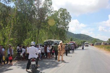 Chặn xe, cấm đường gần 10 xe đưa đón công nhân vì lý do… "kỳ lạ"