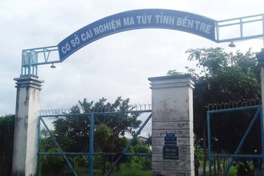 50 học viên cai nghiện ma túy đạp cổng rào trốn trại