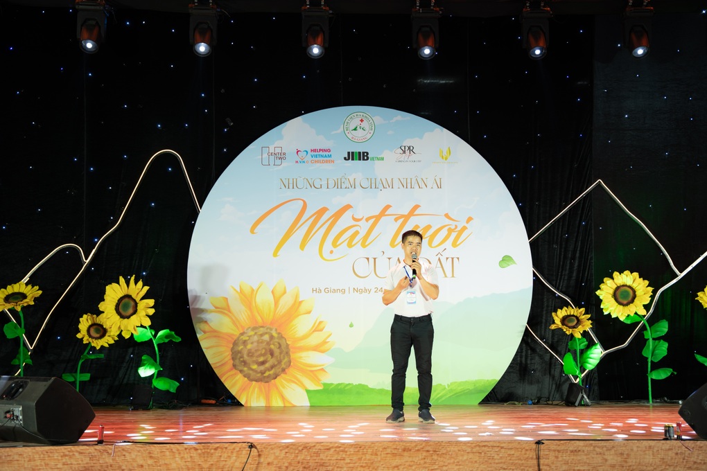 Đoàn văn công Mặt trời và khát vọng lan tỏa những điểm chạm nhân ái - 6 Đoàn văn công Mặt trời và khát vọng lan tỏa những điểm chạm nhân ái - 6