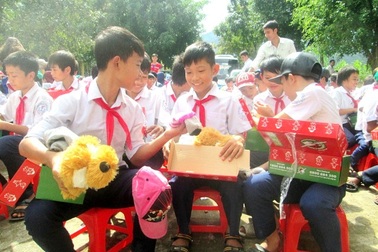 Gần 4.000 suất quà giáng sinh sớm cho học sinh miền núi